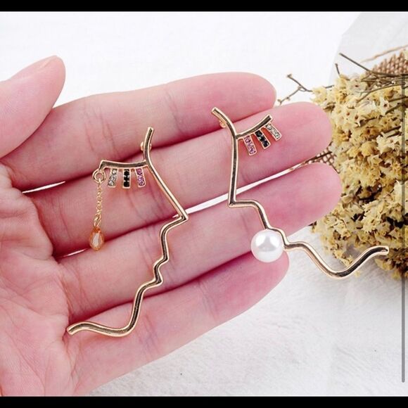 Chic Abstract Picasso Earrings - Picture 3 of 4